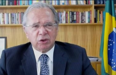 ‘Podemos estender o auxílio emergencial se a pandemia resistir ao nosso programa de vacinação’, diz Guedes