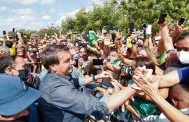 Fachin dá a Bolsonaro cinco dias para explicar por que não usa máscara e provoca aglomeração
