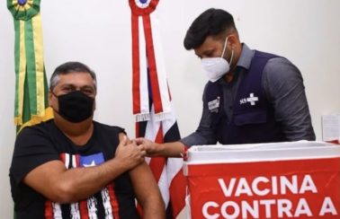Governador do Maranhão, Flávio Dino, é vacinado contra a Covid-19