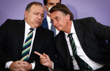 Bolsonaro afronta Exército ao dar cargo e pedir aplausos a Pazuello, avaliam militares da ativa