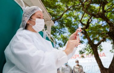 No ritmo atual, vacinação no Brasil levaria 1 ano para terminar