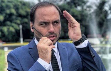 CPI deve convocar Carlos Bolsonaro para depor sobre gabinete paralelo