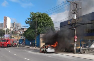 Carro pega fogo e deixa trânsito congestionado em Salvador