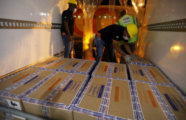 Maior lote de vacinas da Pfizer desembarga em Pernambuco