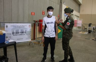 Atletas olímpicos recebem a segunda dose da vacina contra a Covid-19 em Fortaleza