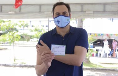 Governador de PE, Paulo Câmara, recebe primeira dose da vacina contra a Covid-19