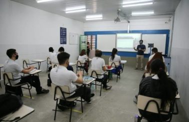 Novo decreto municipal autoriza retorno das aulas presenciais do ensino médio em Fortaleza