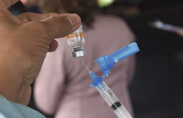 Brasil salvaria 20 mil vidas por mês se acelerasse vacinação, diz estudo