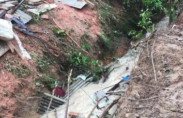 Forte chuva provoca alagamentos e deslizamentos de terra em capital nordestina
