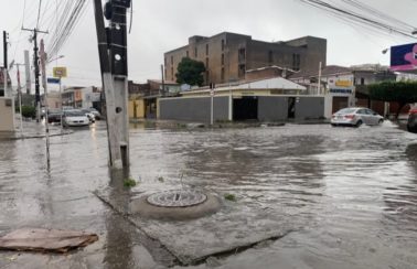 Chuva provoca alagamentos e deslizamentos de terra em Maceió
