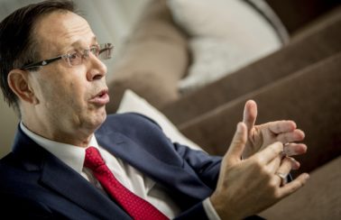 Empresário Carlos Wizard obtém o direito de ficar calado em CPI