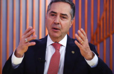 Bolsonaro tem ‘dever cívico’ de mostrar prova de fraude na eleição, diz Barroso