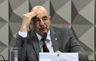 Apontado como integrante do “gabinete paralelo”, Osmar Terra depõe nesta terça (22) na CPI