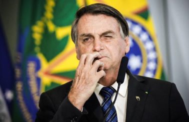 Compra de vacina Covaxin arrasta Bolsonaro para sombra da corrupção
