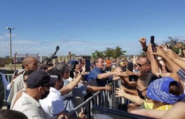 Bolsonaro chega ao RN e provoca aglomeração; presidente não usava máscara