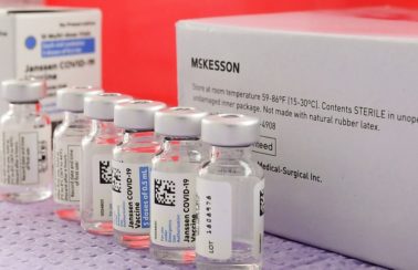 Lote com 3 milhões de doses da vacina da Janssen, doadas pelos Estados Unidos, chega ao Brasil