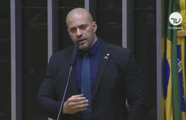 Daniel Silveira tentou fugir da polícia e pulou o muro de casa para não ser preso