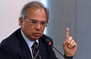 Auxílio emergencial pode ser renovado após outubro se pandemia persistir, diz Guedes