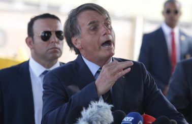 Bolsonaro volta a insultar a imprensa ao ser questionado sobre vacinas