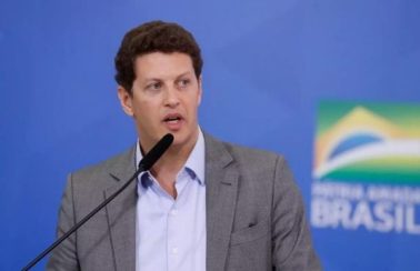 Ex-ministro Ricardo Salles terá que entregar passaporte à Polícia Federal, determina ministra do STF