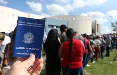 Desemprego mantém recorde de 14,7% e atinge 14,8 milhões de brasileiros no trimestre encerrado em abril