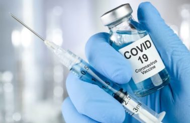 Vacina faz cair em 95% as mortes e em 80% os casos de covid, diz estudo