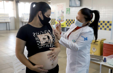 Gestantes e puérperas que tomaram primeira dose de AstraZeneca podem completar vacinação com Pfizer no Ceará