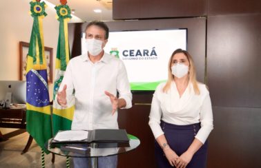Governo do Ceará vai adquirir 28 mil notebooks para uso de professores da rede estadual