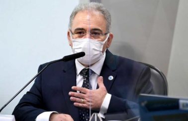 Inclusão de vacinas contra covid em planos de saúde depende da ANS, diz Queiroga