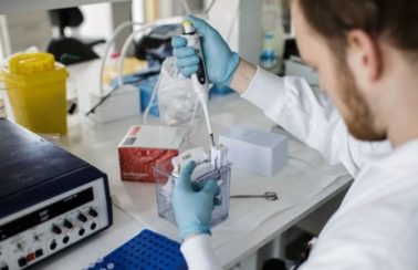 Universidade de Oxford vai testar vacina contra Covid-19 aplicada como spray nasal; voluntários receberão até R$ 3,2 mil