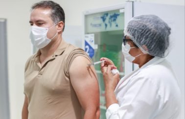 Governador de Alagoas toma vacina contra Covid e diz que é ‘somente por meio dela que vamos conseguir vencer o vírus’