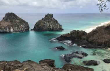 Governo de PE diz que dados de Covid são os melhores desde fevereiro e libera música ao vivo em Noronha