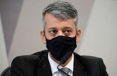 Omar Aziz dá voz de prisão a Roberto Dias, acusado de mentir na CPI da Covid