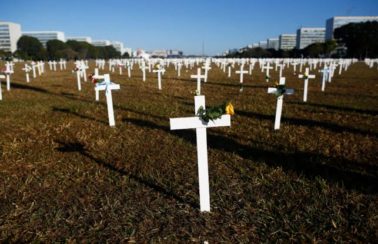 Média móvel de mortes pela Covid fica abaixo de 1.500; menor índice desde março