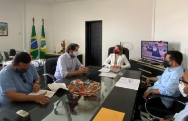 Cid Gomes se reúne com secretária da Fazenda para tratar sobre isenção de IPVA para vans e topiques