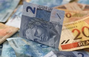 Com vetos, Bolsonaro sanciona lei que aumenta imposto do setor financeiro