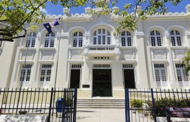 Câmara do Recife suspende licitação de quase R$ 2 milhões para compra de celulares que gravam com qualidade de cinema