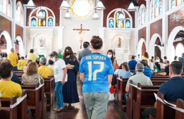 Padres são incluídos em programa de proteção após serem hostilizados por apoiadores de Bolsonaro em Fortaleza