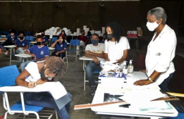 Professores e estudantes do Ensino Médio retornam para as salas de aula em toda a Bahia