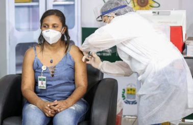 Lactantes são incluídas na vacinação prioritária contra a Covid-19 no Piauí