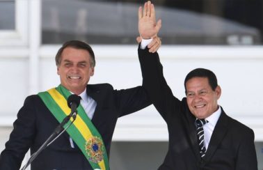 Mourão por vezes atrapalha, mas tem que aturar, diz Bolsonaro