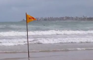 Salvamar alerta para riscos de banho de mar em áreas sem sinalização em Salvador; seguem buscas por jovens desaparecidos