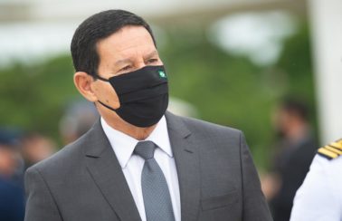 Mourão responde Bolsonaro após presidente dizer que precisa aturá-lo: “Sem comentários”