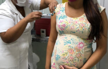 Grávidas e puérperas que tomaram 1ª dose da AstraZeneca podem receber 2ª dose de outro imunizante em Sergipe