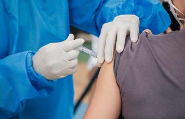Vacinados contra Covid-19 podem transmitir variante Alfa, revela estudo