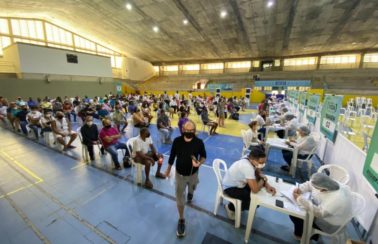 Natal registra filas intensas após retomada da aplicação de 1ª dose de vacina contra Covid