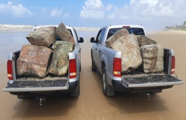 Mais de 100 caixas de borracha atribuídas a navio naufragado durante 2ª Guerra Mundial apareceram no litoral sergipano