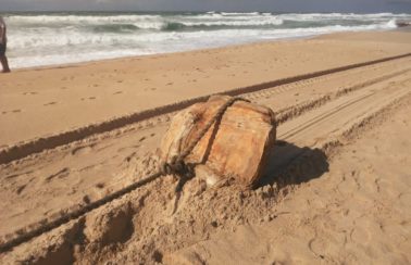 Caixas ‘misteriosas’ aparecem em praia de Salvador