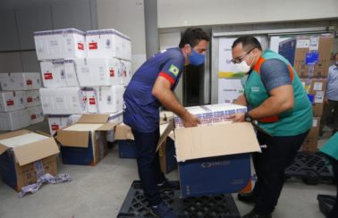 Fortaleza aguarda planilha de distribuição de doses do estado para voltar a agendar D1 contra a Covid