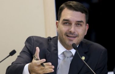 Flávio Bolsonaro pede acesso a documentos sigilosos da CPI da Pandemia